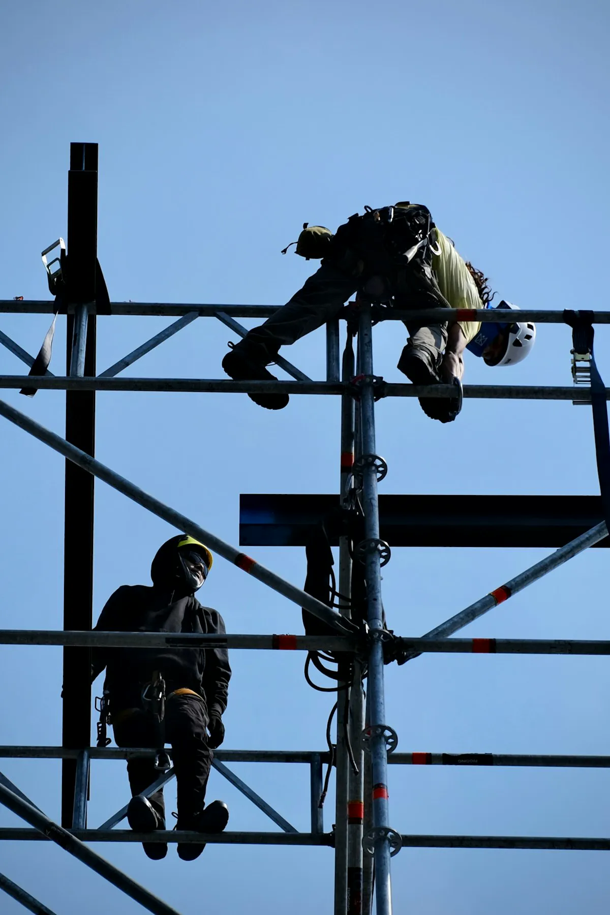 Trabajadores sobre un andamio, fotografía ilustrativa