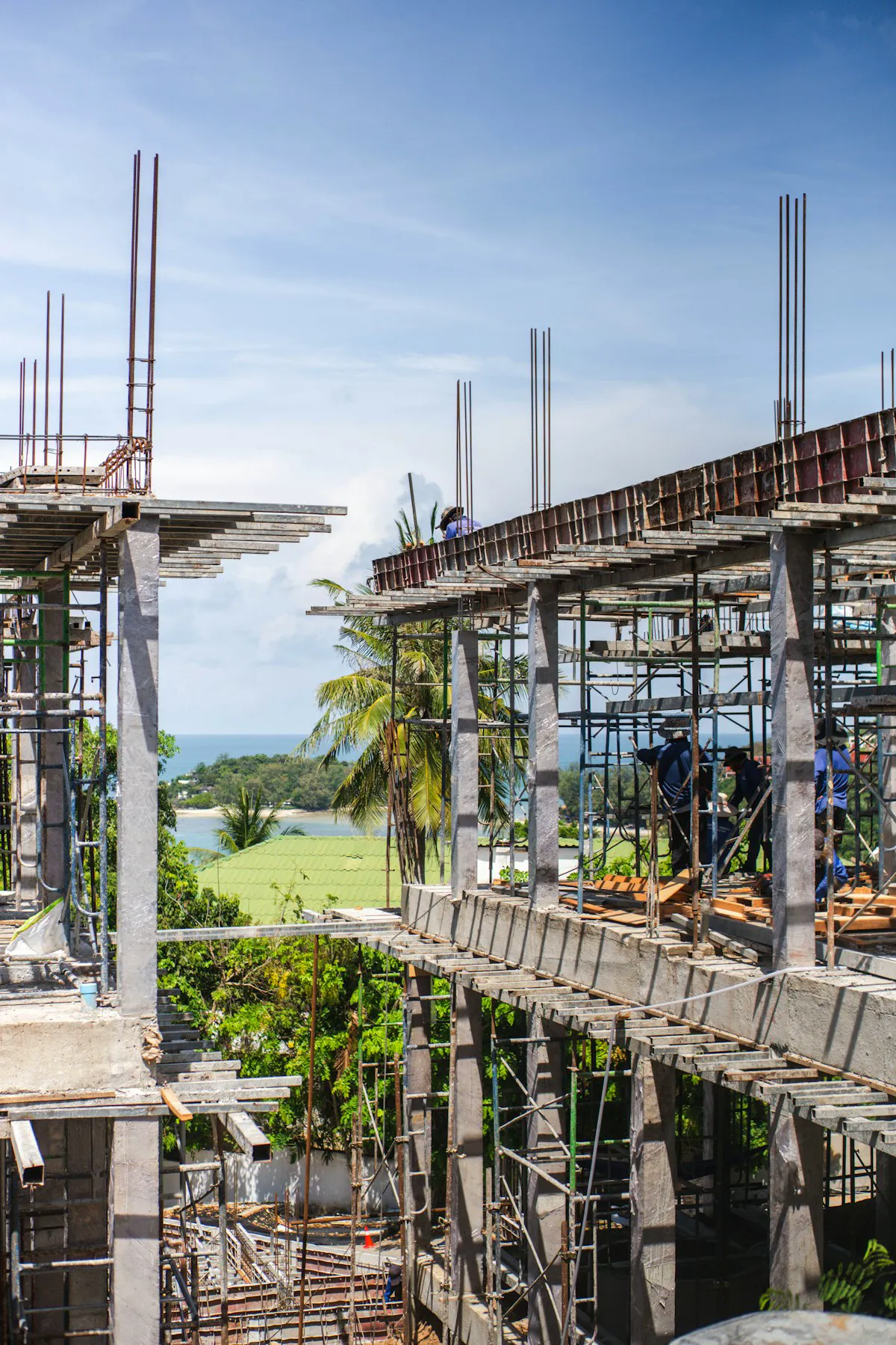 Estructura en construcción con columnas y andamios, fotografía ilustrativa
