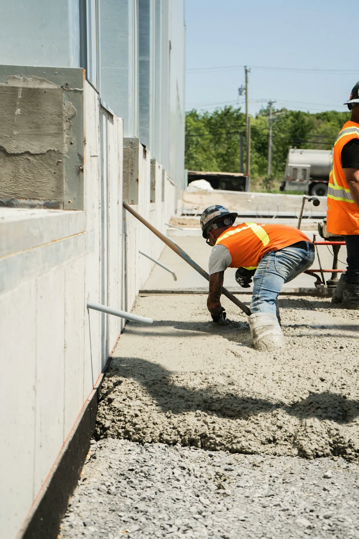 Trabajador preparando una superficie de concreto, fotografía ilustrativa