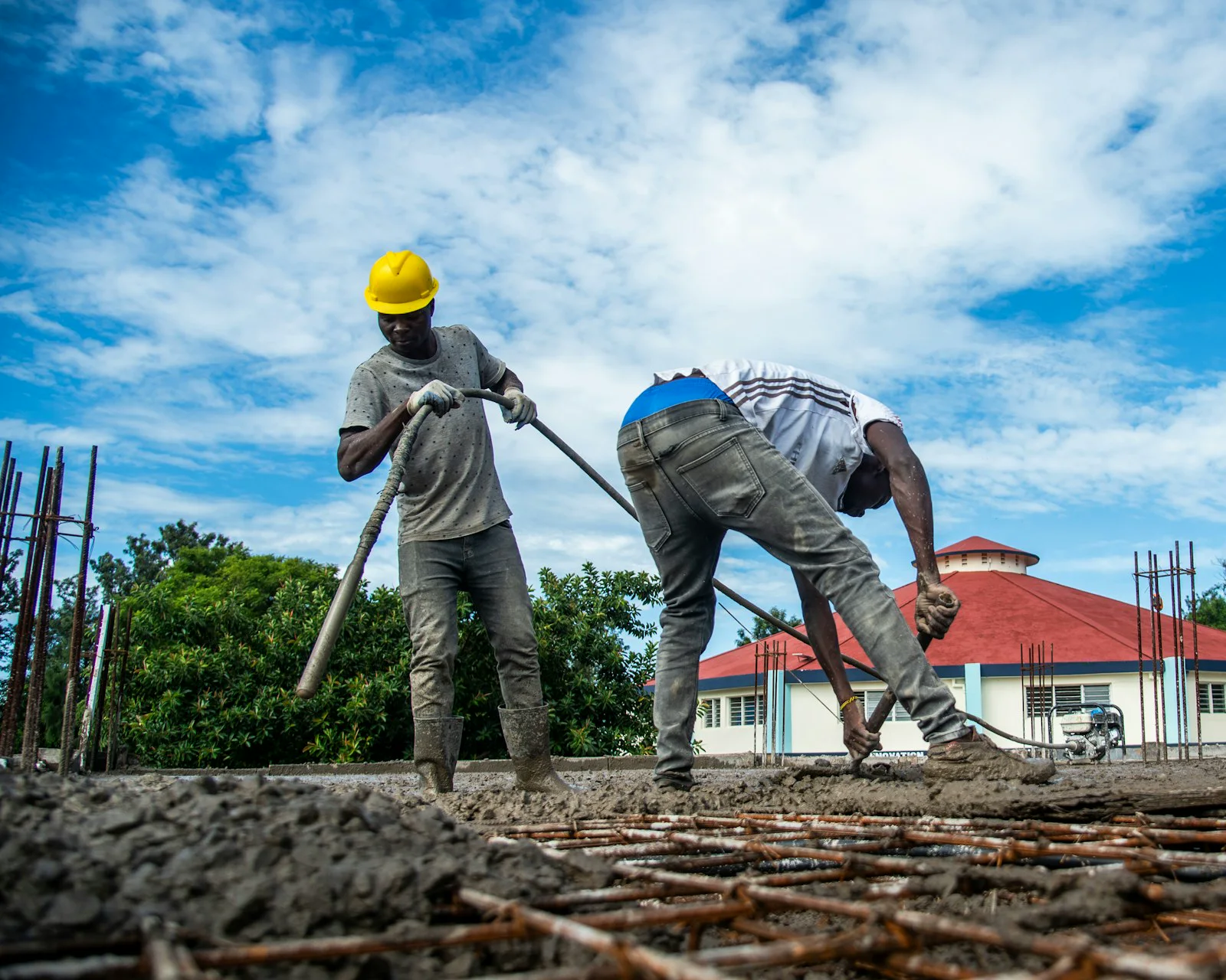 Trabajadores preparando concreto en una obra, imagen ilustrativa